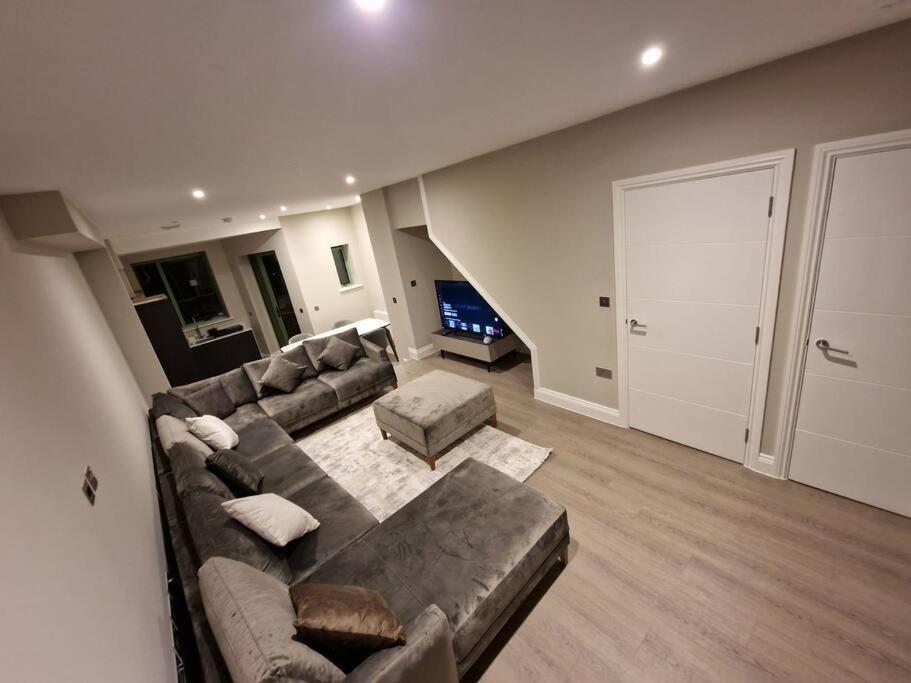 Вилла Stunning Newbuilt 3 Bed House Sleeps 9 Эдмонтон Экстерьер фото